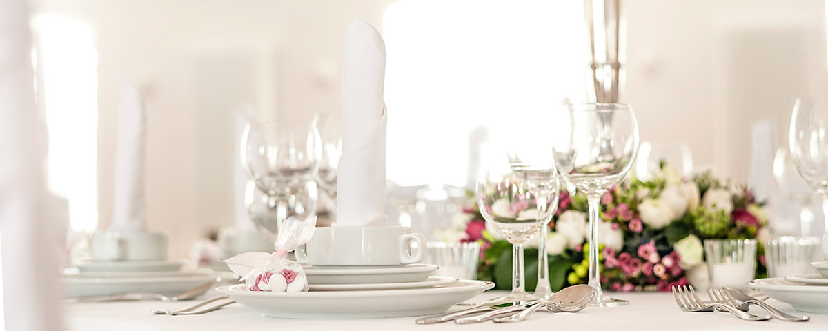 Hochzeitstafel in Weiß und Zartrosa